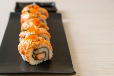 Sos soslu ızgara somon balığı. Japon usulü.