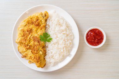 Pirinç ve ketçaplı omlet veya omlet.