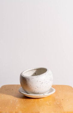 boş ve güzel kil saksı ahşap masada