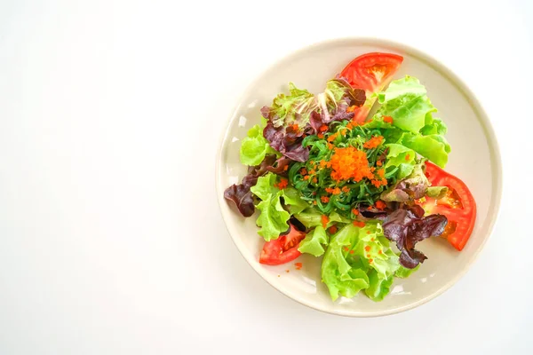 Salada Legumes Com Algas Japonesas Ovos Camarão Isolados Fundo Branco — Fotografia de Stock