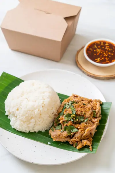 Reis Mit Gegrilltem Würzigem Schweinefleisch Und Kräutern Asiatische Küche — Stockfoto