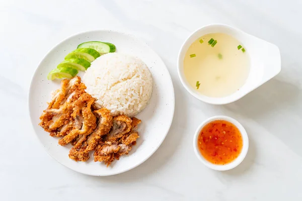 Nasi Ayam Hainan Dengan Ayam Goreng Atau Nasi Dikukus Sup — Stok Foto