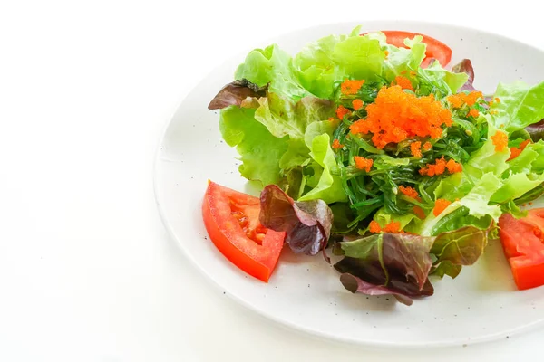 Groentesalade Met Japans Zeewier Garnaleneieren Geïsoleerd Witte Achtergrond — Stockfoto