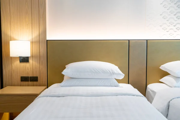 ホテルのリゾートベッドルームにある白い枕の装飾 — ストック写真