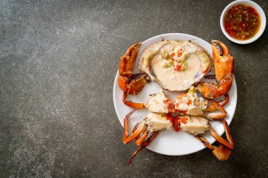 Baharatlı deniz ürünleri soslu taze sütle haşlanmış yumurta yengeci.