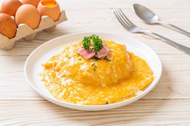 Pirinçli kremalı omlet veya jambonlu pilav ve yumuşak omlet.