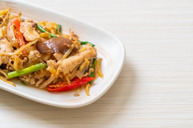 Zencefilli kızarmış tavuk. Asya usulü.