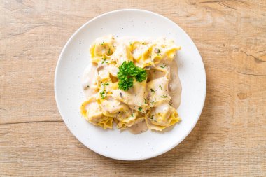 İtalyan usulü mantar soslu ve peynirli tortellini makarnası.