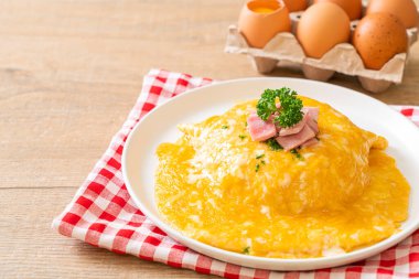 Pirinçli kremalı omlet veya jambonlu pilav ve yumuşak omlet.