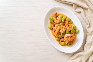 Karışık Kızarmış Fasulye ve Karides Tayland usulü