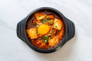Yumuşak Tofulu Kimchi Çorbası veya Kore Kimchi Güveci - Kore Yemekleri Geleneksel Tarzı