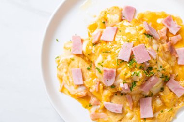 Pirinçli kremalı omlet veya jambonlu pilav ve yumuşak omlet.