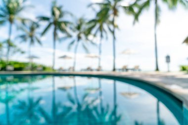 Lüks otel tatil beldesinde yüzme havuzu etrafında soyut bulanık yatak havuzu - tatil konsepti