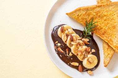 Kahvaltıda muzlu çikolata ve bademli tost.