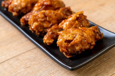 Kore usulü soslu kızarmış tavuk.