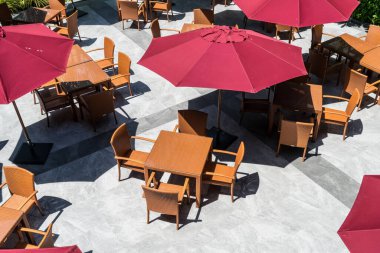 Boş teras masası ve şemsiyeli sandalye.