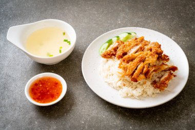 Kızarmış tavuklu Çin tavuğu pilavı ya da kızarmış tavuklu pilav çorbası. Asya usulü.