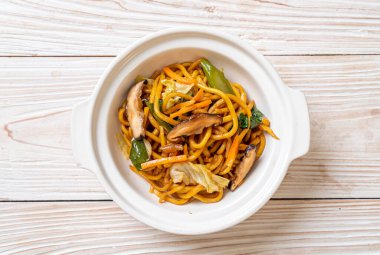 Yakisoba eriştesi sebzeyle kızartılmış vejetaryen ve vejetaryen yemeği.