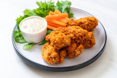 Sebzeli kızarmış tavuk kanadı.