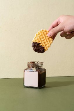 Badem ezmesi ve çikolata ezmesi serpiştirilmiş kavanoz.