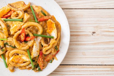 Kızarmış kalamar ya da ahtapotu tuzlu yumurtayla karıştırın - Asya yemeği tarzı