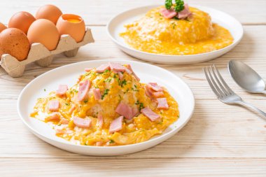 Pirinçli kremalı omlet veya jambonlu pilav ve yumuşak omlet.