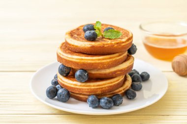 Taze yaban mersinli gözleme.