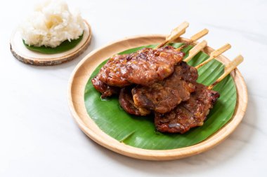 Beyaz pilavlı ızgara süt domuzu. Tayland sokak yemeği tarzı.