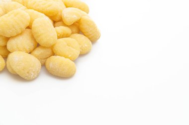 Geleneksel İtalyan gnocchi makarnası beyaz arka planda izole edilmemiş.