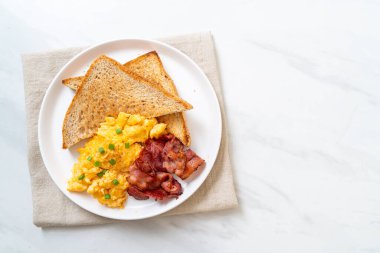 Çırpılmış yumurta, kızarmış ekmek ve kahvaltıda pastırma.