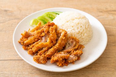 Kızarmış tavuklu Çin tavuğu pilavı ya da kızarmış tavuklu pilav çorbası. Asya usulü.