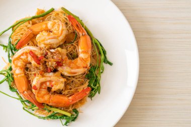 Kızarmış pirinç vermicelli ve karidesli su mimozası.