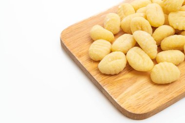 Geleneksel İtalyan gnocchi makarnası beyaz arka planda izole edilmemiş.