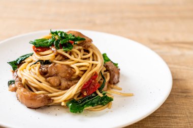 Tavuk ve fesleğenli kızarmış spagetti. Füzyon yemek stili.