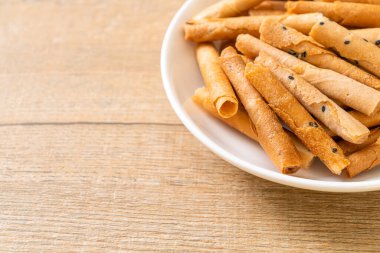 Çıtır hindistan cevizli rulo ekmek. Tayland 'da geleneksel bir tatlı.