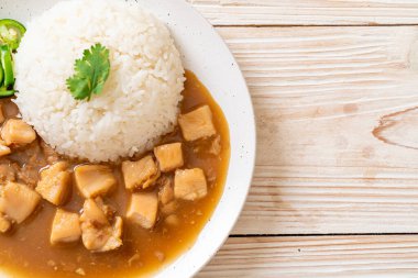 Kahverengi soslu tavuk mu yoksa pirinç soslu sos mu? Asya tarzı.