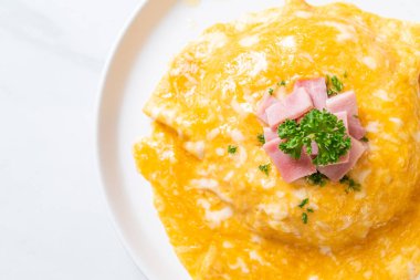 Pirinçli kremalı omlet veya jambonlu pilav ve yumuşak omlet.