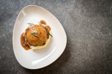 Ev yapımı soslu patates püresi.