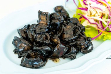 Mürekkep balığı soslu kızarmış kalamar - deniz ürünleri tarzı.