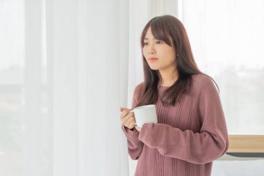 Güzel Asyalı kadınlar sabahları kahve içerler.