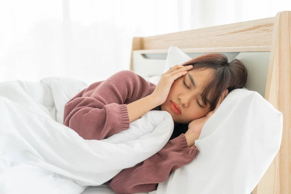 Belas Mulheres Asiáticas Dor Cabeça Dormir Cama — Fotografia de Stock