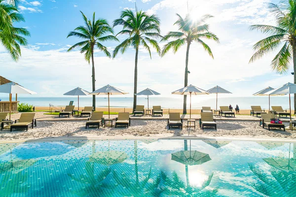 Beautiful Umbrella Chair Swimming Pool Hotel Resort Vacation Concept — Stock Photo, Image