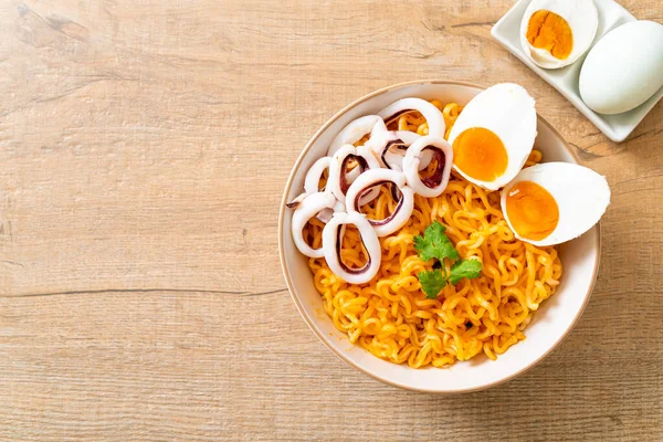 Mürekkep balığı ya da ahtapot kaseli tuzlu erişte.