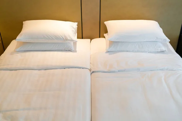 Beyaz Yastık Süslemesi Otel Odasında Yatak Odasında — Stok fotoğraf