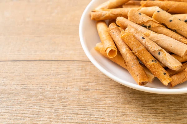 Çıtır hindistan cevizli rulo ekmek. Tayland 'da geleneksel bir tatlı.