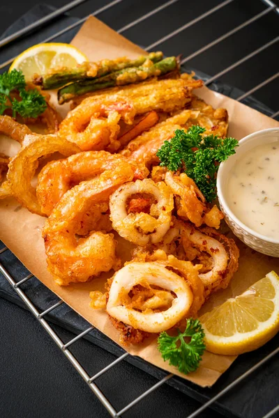 Frittierte Meeresfrüchte Garnelen Und Tintenfisch Mit Mischgemüse Ungesunder Ernährungsstil — Stockfoto