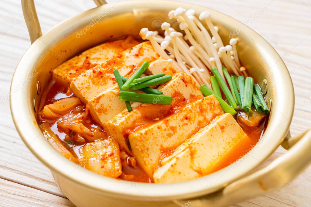 Sopa de kimchi con tofu suave o estofado de kimchi coreano Estilo