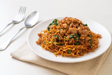 Tayland fesleğeni ve kıymalı kızarmış erişte Asya usulü.