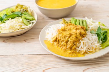 Tayland Pirinç Eriştesi ve Yengeç Körisi ve Çeşitli Sebzeler Tayland yerel güney yemekleri