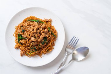 Tayland fesleğeni ve kıymalı kızarmış erişte Asya usulü.